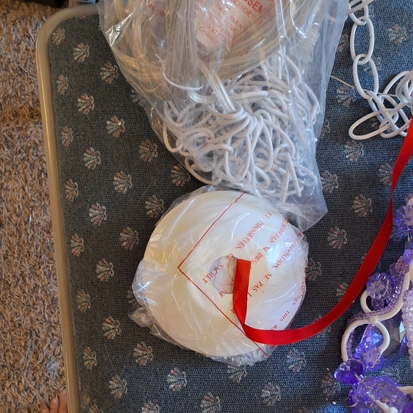 Small purple and white chandelier - Picture 10 of 12